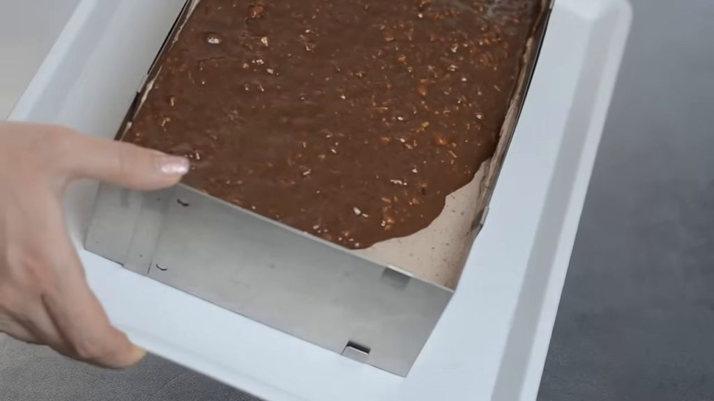 Tort cu blat de cacao, mousse de ciocolată, alune de pădure și glazură