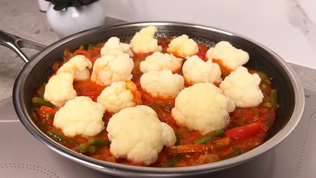 Conopidă delicioasă la cuptor, cu legume și sos de roșii