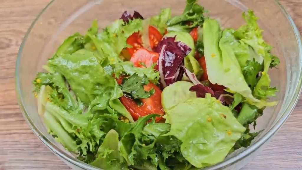 Copănele de pui cu usturoi și ghimbir pe pat de cartofi, servite cu salată proaspătă