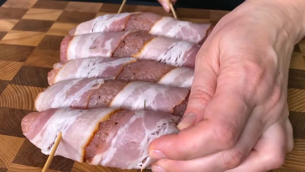 Rulou din mușchiuleț de porc, &icirc;nvelit &icirc;n bacon