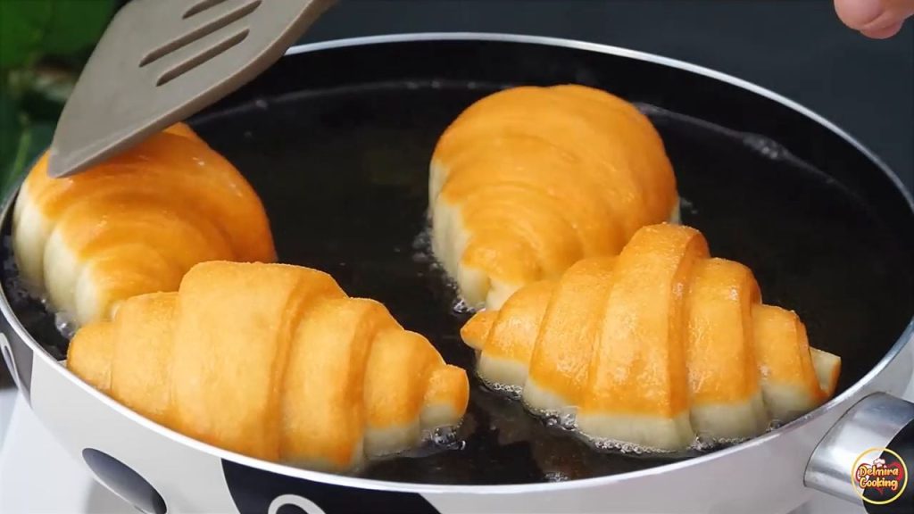 Gogoși-croissant umplute cu Nutella