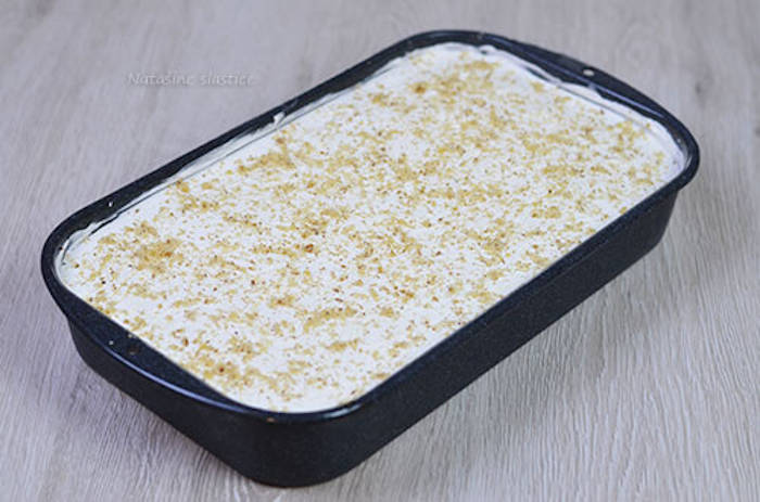 Prăjitură cu mere și frișcă decor