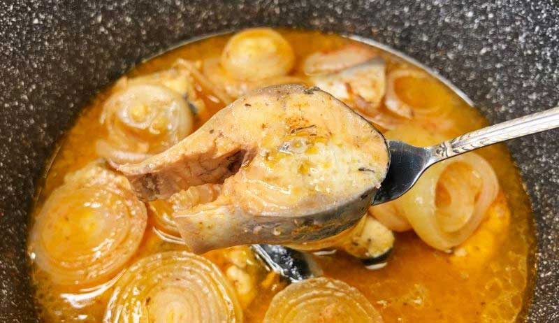 macrou-marinat-cu-ceapa-1