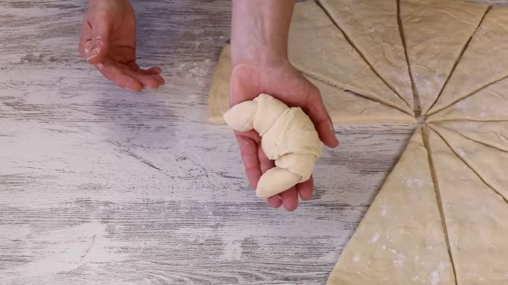 Dom&aacute;c&iacute; m&aacute;slov&eacute; croissanty &ndash; Lep&scaron;i než kupovan&eacute;!