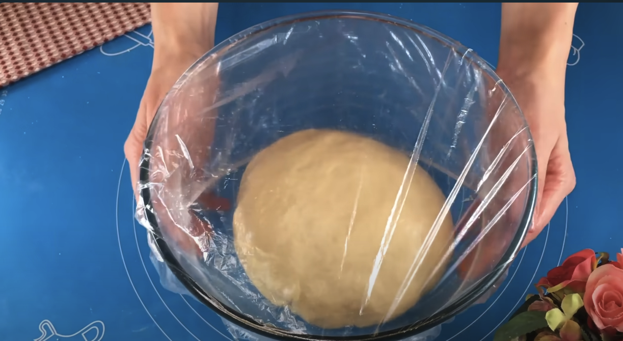  Melci pufoși cu scorțișoară și glazură de br&acirc;nză