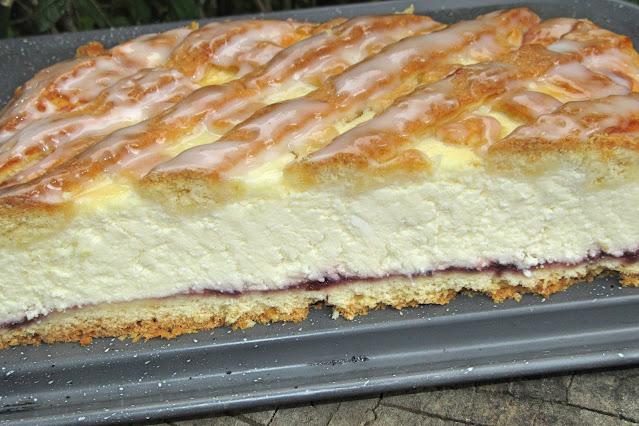 Prăjitură clasică cu br&acirc;nză și aluat fraged