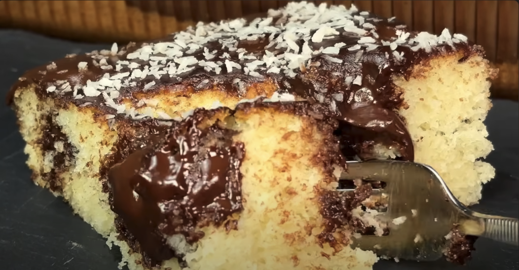 Tort moale cu cremă de ciocolată, glazură și cocos - Preparare rapidă și ușoară!