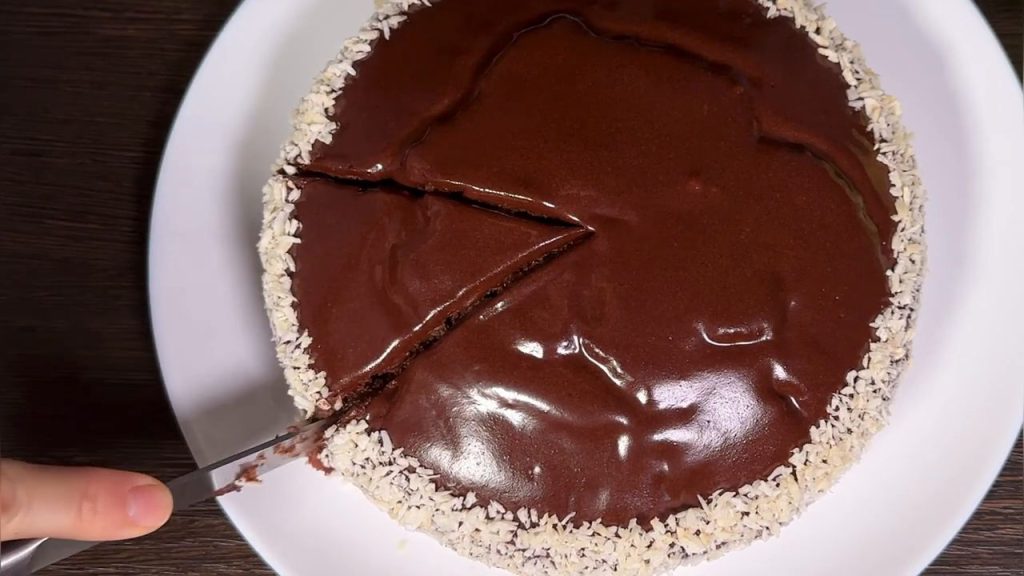Tort de ciocolată, perfect de umed, „Crazy Cake” cu fulgi de cocos