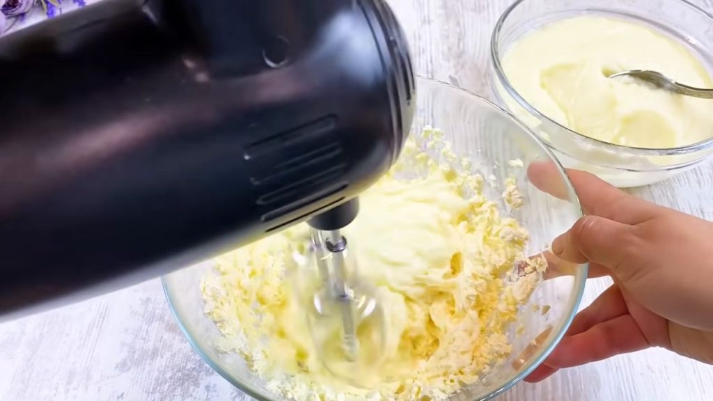 Tort cu blat de ecler și cremă fină de vanilie