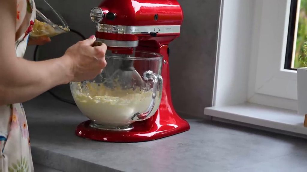 Prăjiturele fragede cu cremă de vanilie, brandy și nuci 