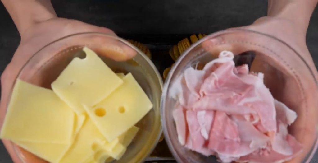 Cartofi evantai - crocanți și aurii, umpluți cu șuncă și br&acirc;nză