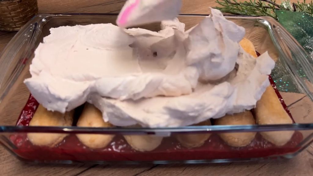 Desert fără coacere cu pișcoturi, zmeură și cremă de ricotta cu cacao