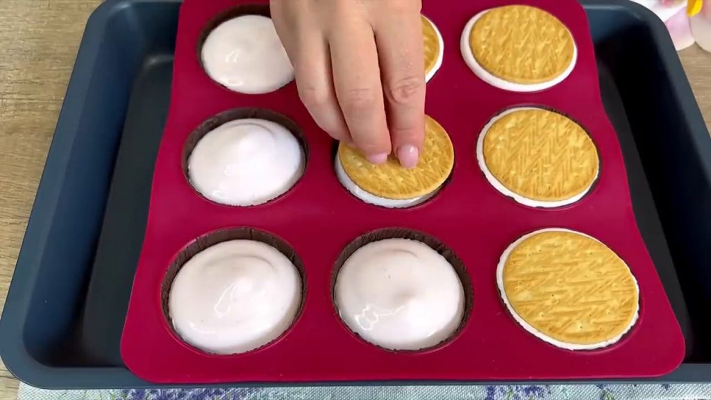 Desert cu ciocolată și jeleu de căpșuni: o delicatesă din DOAR 4 ingrediente