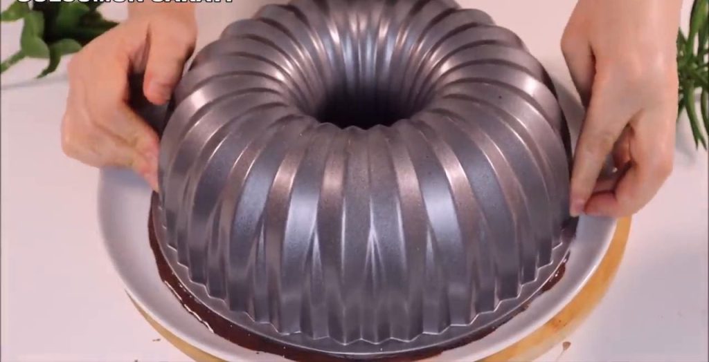 Chec pufos de cacao, cu iaurt și glazură de ciocolată