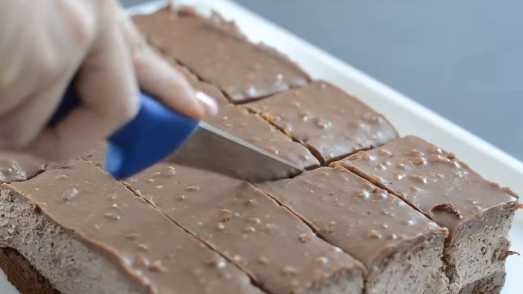 Tort cu blat de cacao, mousse de ciocolată, alune de pădure și glazură