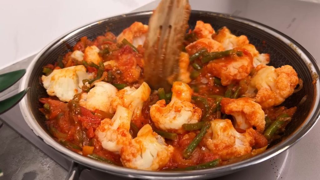 Conopidă delicioasă la cuptor, cu legume și sos de roșii