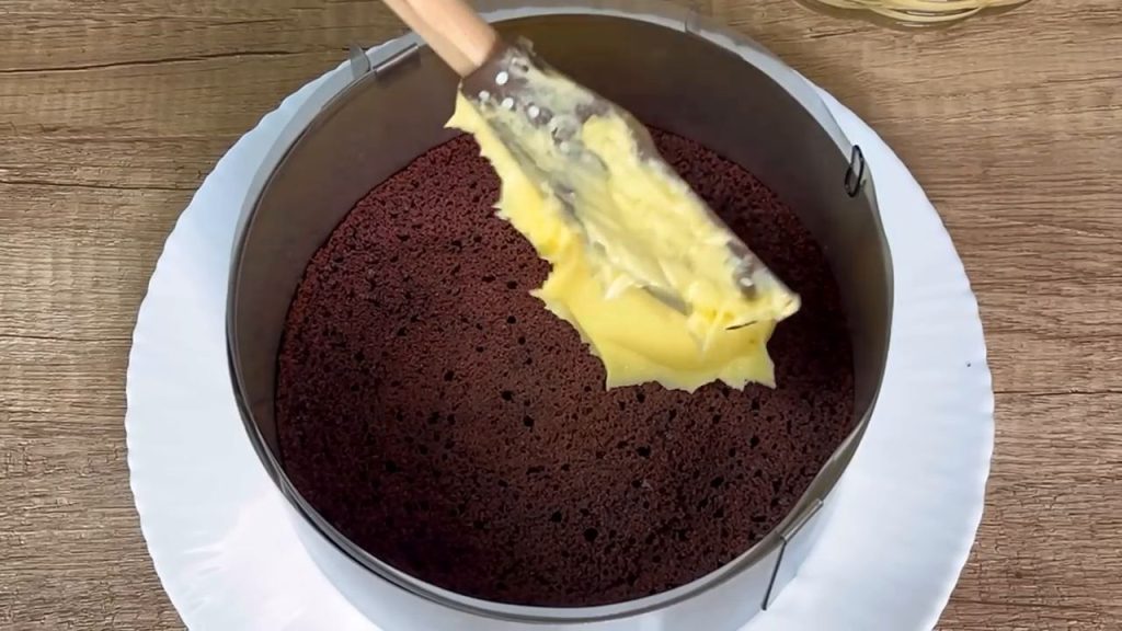 Tort cu ciocolată belgiană și cremă de vanilie &ndash; un desert excelent pentru cafea