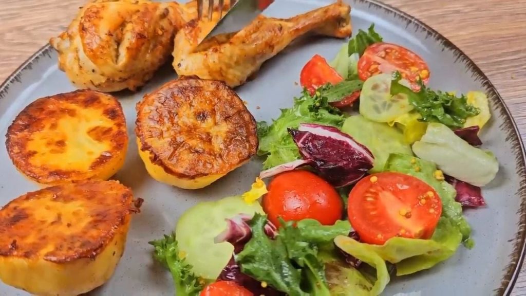 Copănele de pui cu usturoi și ghimbir pe pat de cartofi, servite cu salată proaspătă