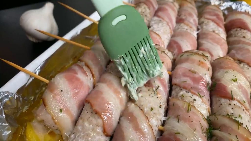 Rulou din mușchiuleț de porc, &icirc;nvelit &icirc;n bacon