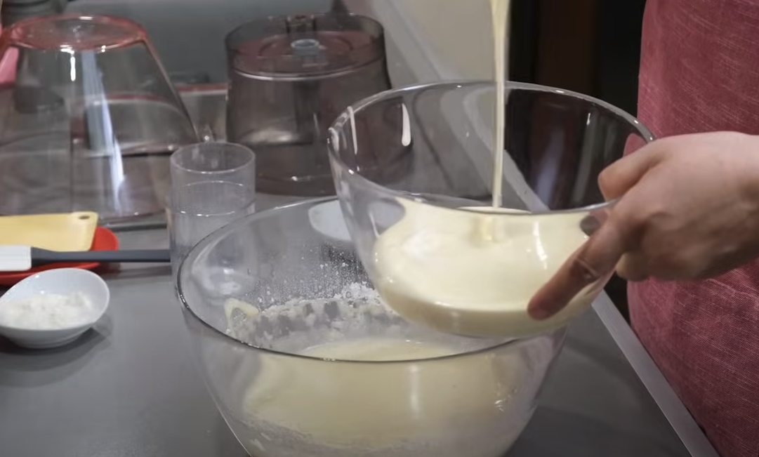 Prăjitură delicioasă cu mere, aluat fraged și scorțișoară parfumată