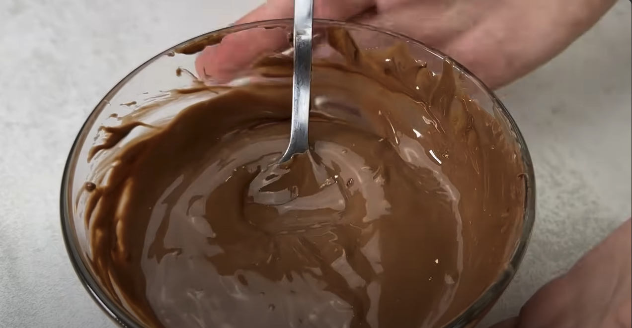 Praline de ciocolată umplute cu cocos și căpșuni