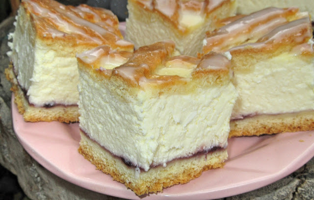 Prăjitură clasică cu br&acirc;nză și aluat fraged