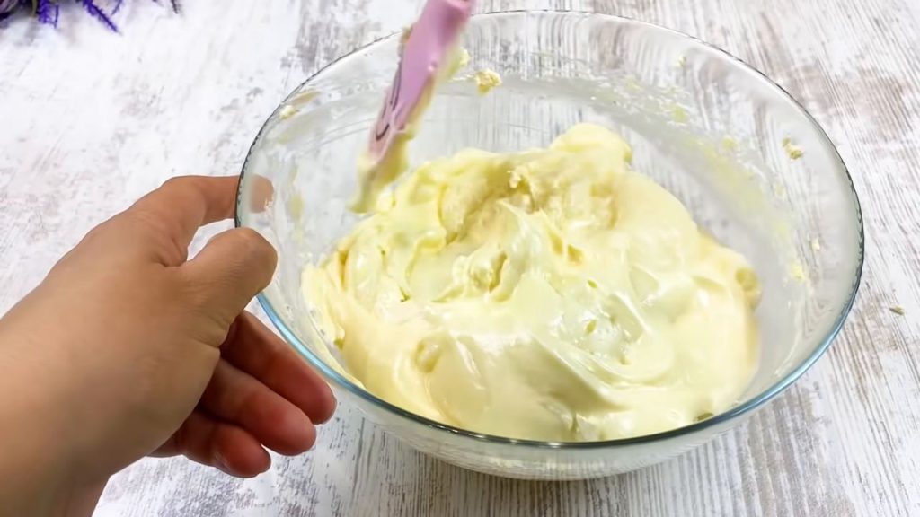 Tort cu blat de ecler și cremă fină de vanilie