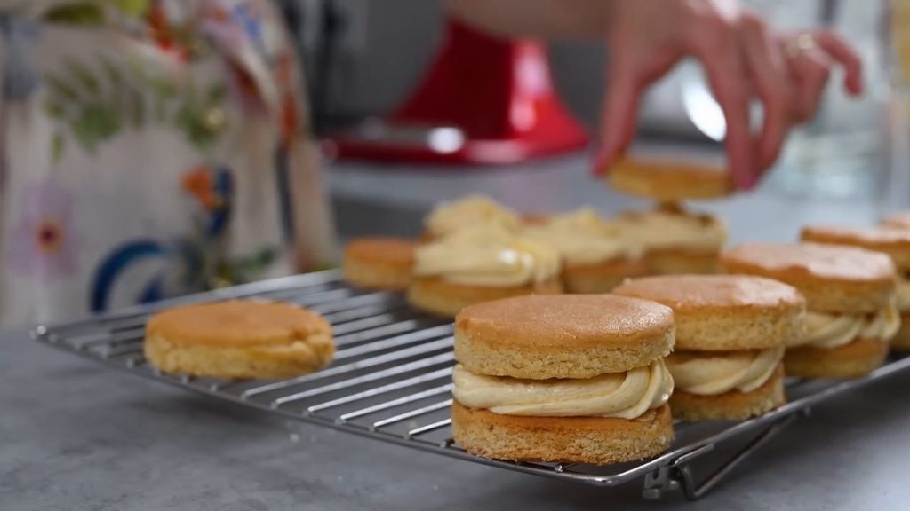 Prăjiturele fragede cu cremă de vanilie, brandy și nuci 