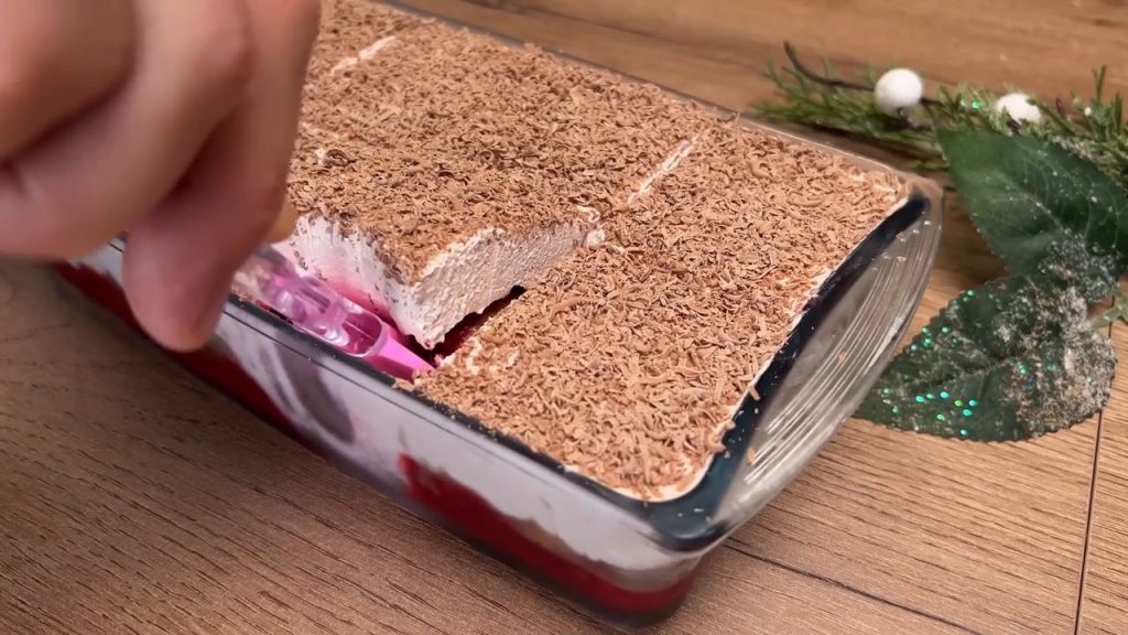 Desert fără coacere cu pișcoturi, zmeură și cremă de ricotta cu cacao