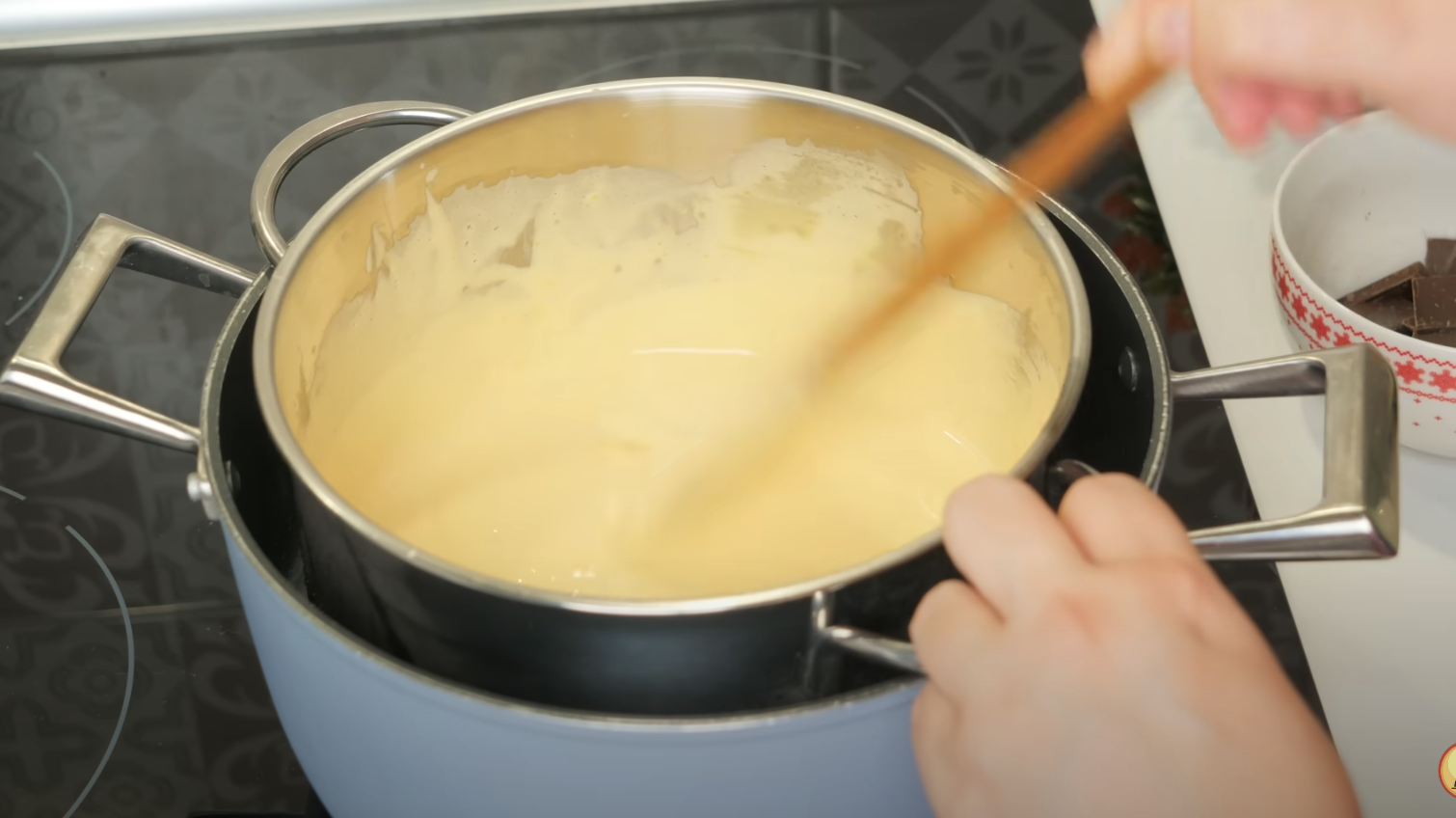 Prăjitură cu nucă de cocos, nuci și cremă de ciocolată