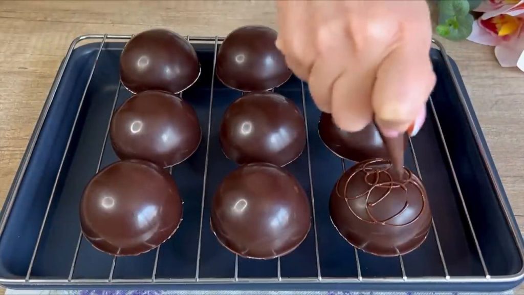 Desert cu ciocolată și jeleu de căpșuni: o delicatesă din DOAR 4 ingrediente