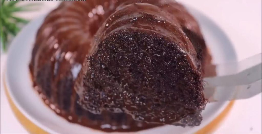 Chec pufos de cacao, cu iaurt și glazură de ciocolată