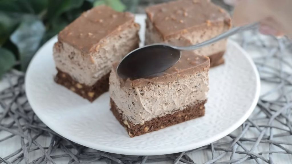 Tort cu blat de cacao, mousse de ciocolată, alune de pădure și glazură