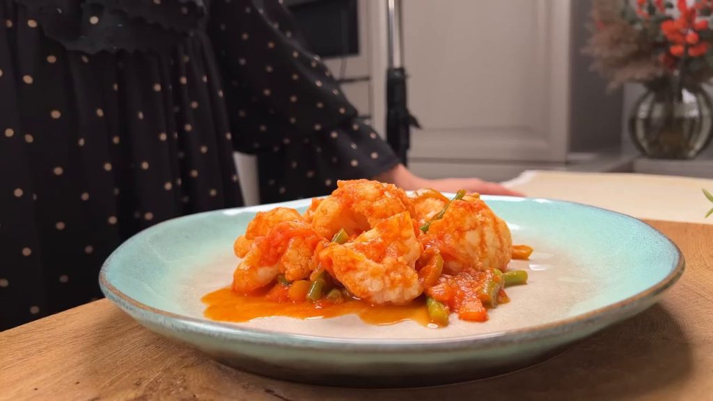 Conopidă delicioasă la cuptor, cu legume și sos de roșii