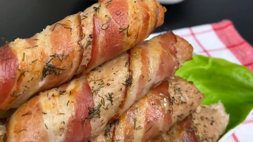 Rulou din mușchiuleț de porc, &icirc;nvelit &icirc;n bacon