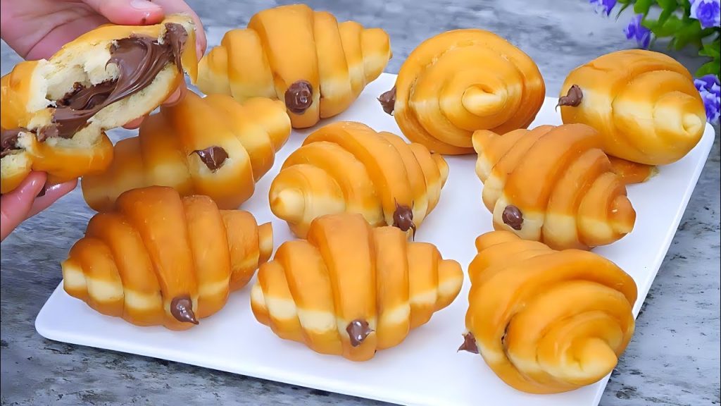 Gogoși-croissant umplute cu Nutella