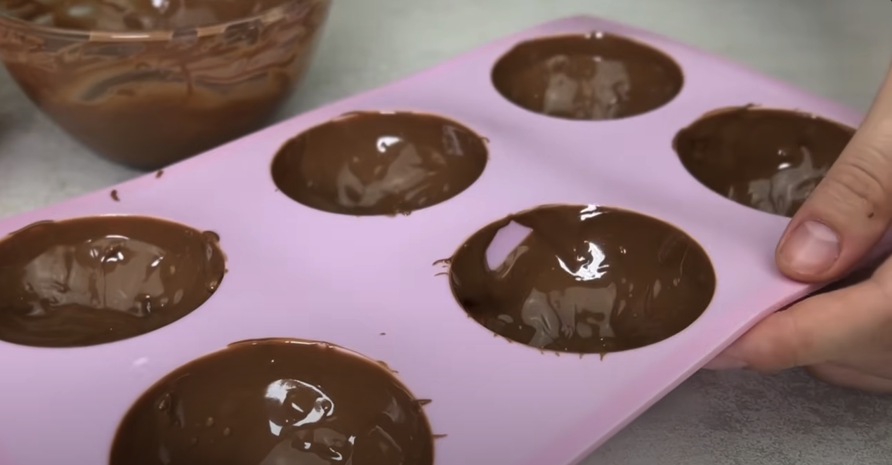 Praline de ciocolată umplute cu cocos și căpșuni