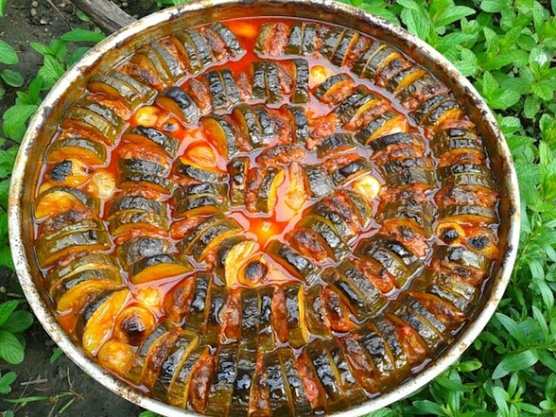 Felii de dovlecei cu carne tocată la cuptor - o mâncare excelentă și simplă pe care toată lumea o poate prepara