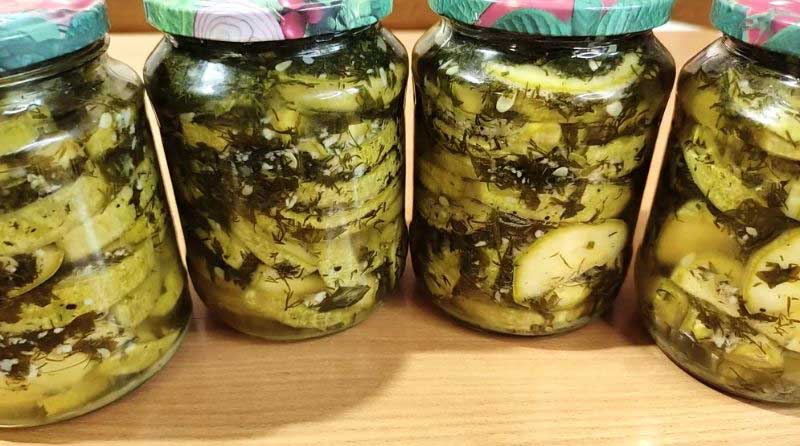 Cei mai delicioși dovlecei murați în suc propriu