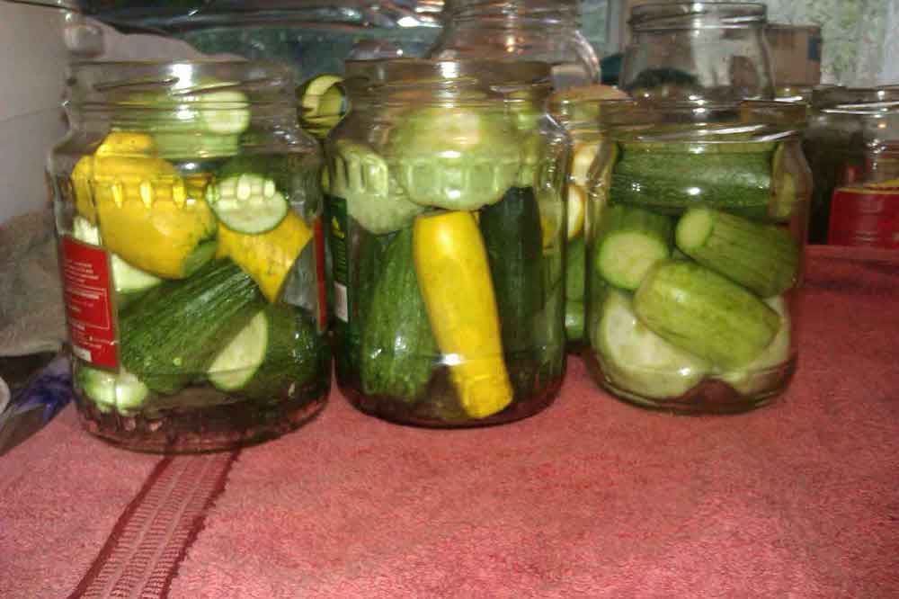 Dovlecei murați în oțet - o rețetă iubită de multe gospodine