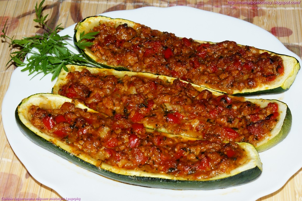 Dovlecel umplut cu carne tocată și ardei. Este atât de gustos încât îți este greu să te oprești la o singură porție.