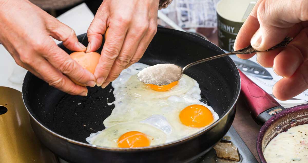 Pune FĂINĂ în TIGAIE atunci când PRĂJEȘTI OUĂ. Află DE CE Bucătarii Profesioniști Fac Acest Lucru