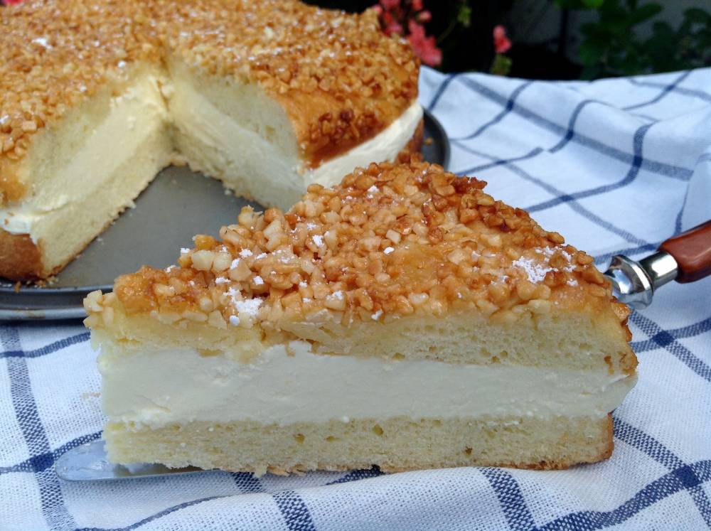 Tort cu crema de unt și migdale - arată minunat și are un gust delicios
