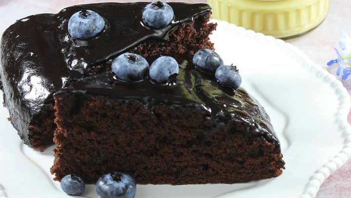 Tort de post - un desert cu cacao și dulceață de coacăze