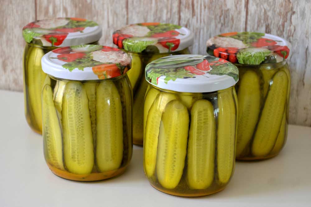 Felii de castraveți la borcan. Se mănâncă imediat pentru că au un gust delicios.