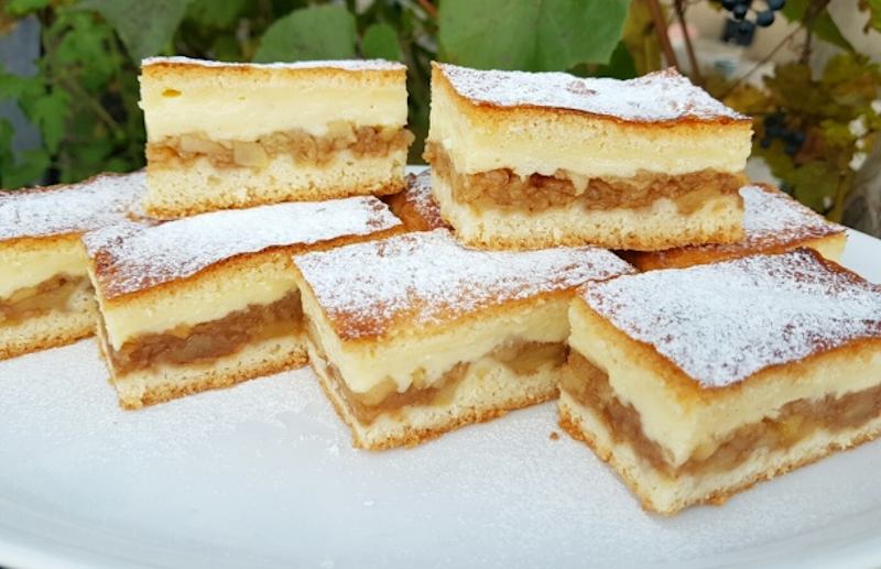 Prăjitură delicioasă cu budincă și mere. Nimeni nu refuză o asemenea bunătate.