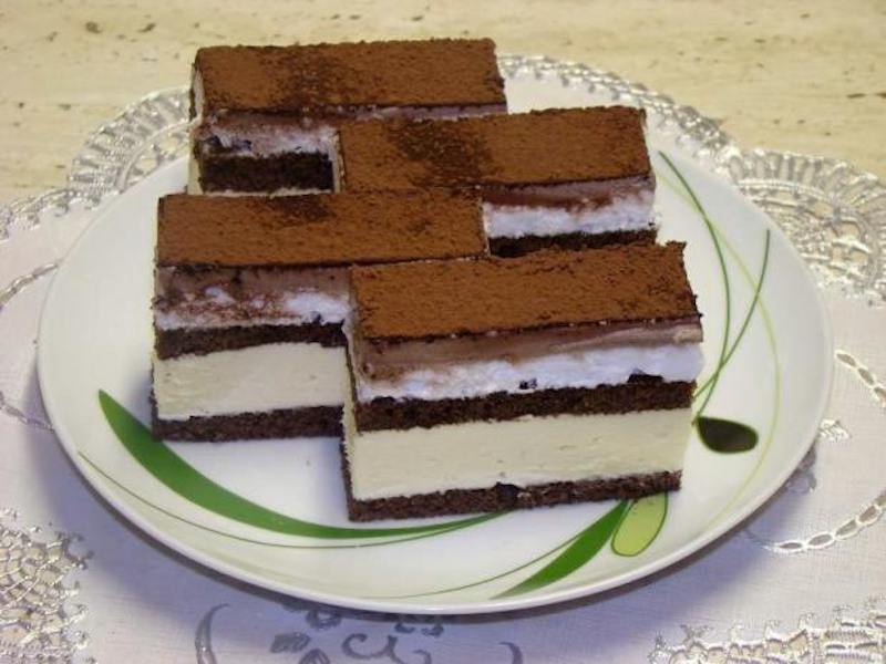 Prăjitură cu cremă de unt și bezea - un desert cu un aspect plăcut și un gust delicios