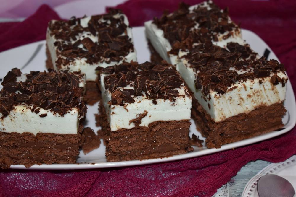 Prăjitură cu ciocolată și frișcă - un desert gustos