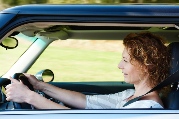 Studiu: Femeile conduc mai bine decât bărbații