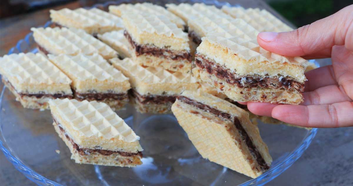 Foi de napolitană umplute cu cremă delicioasă și nuci